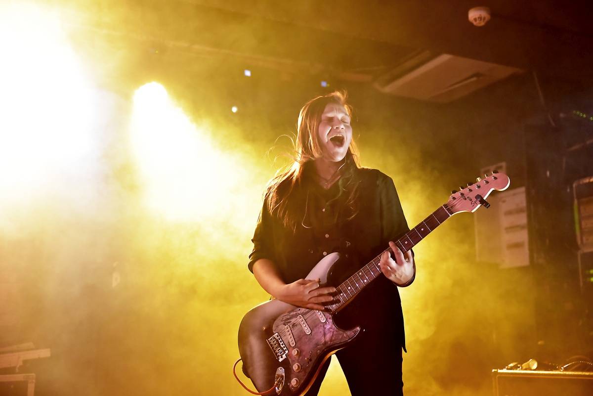 Rock Café hostilo SUPŠ Fest. Akci, na které se učitel promění v normální týpka s kytarou a introvertní student ve řvoucího tygra