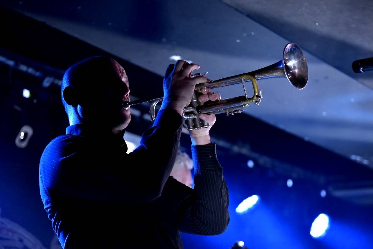 Rock Café hostilo SUPŠ Fest. Akci, na které se učitel promění v normální týpka s kytarou a introvertní student ve řvoucího tygra