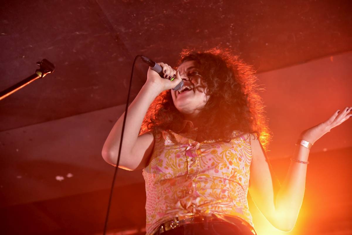 Rock Café hostilo SUPŠ Fest. Akci, na které se učitel promění v normální týpka s kytarou a introvertní student ve řvoucího tygra