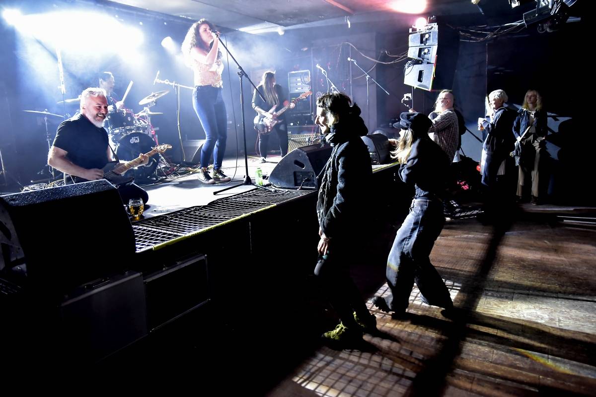 Rock Café hostilo SUPŠ Fest. Akci, na které se učitel promění v normální týpka s kytarou a introvertní student ve řvoucího tygra