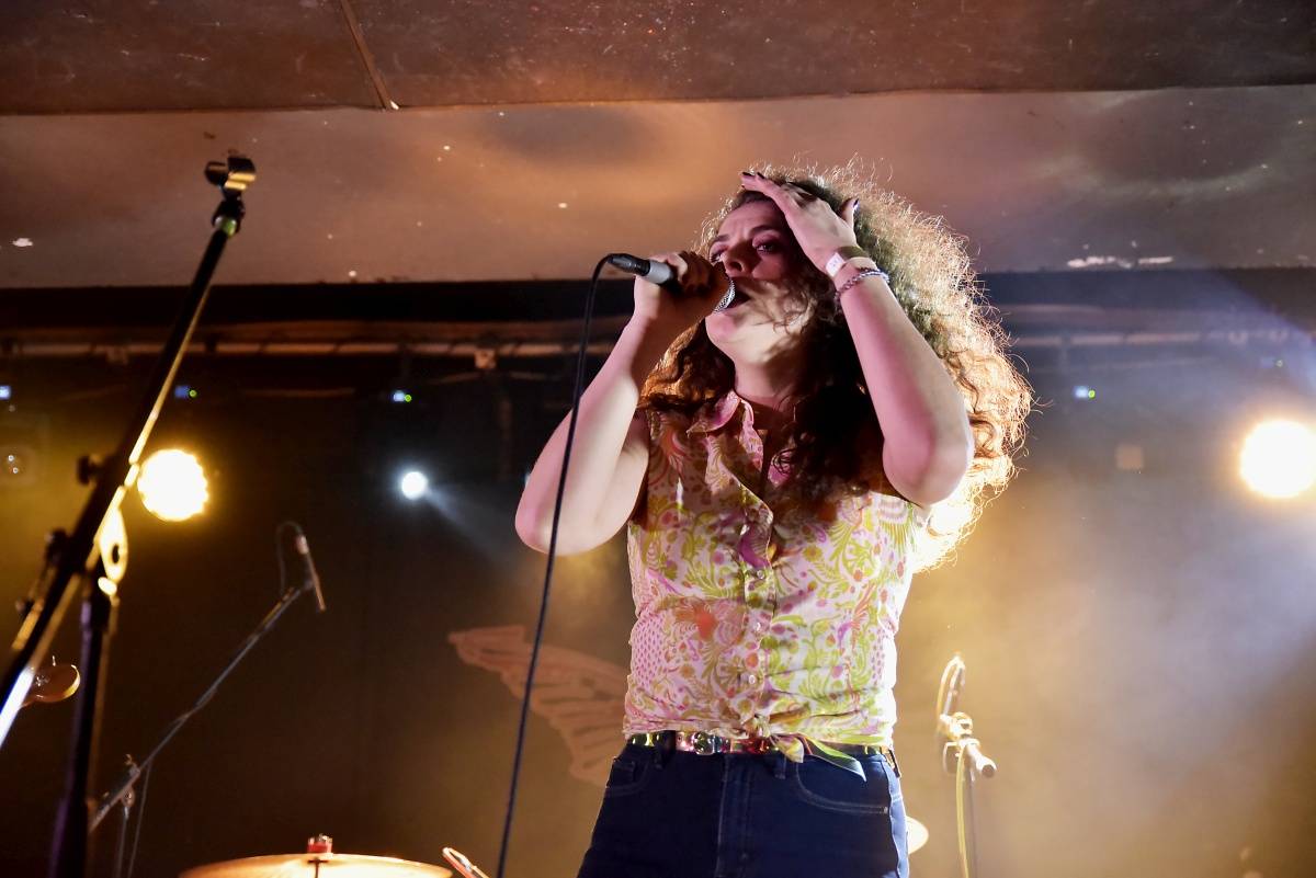 Rock Café hostilo SUPŠ Fest. Akci, na které se učitel promění v normální týpka s kytarou a introvertní student ve řvoucího tygra