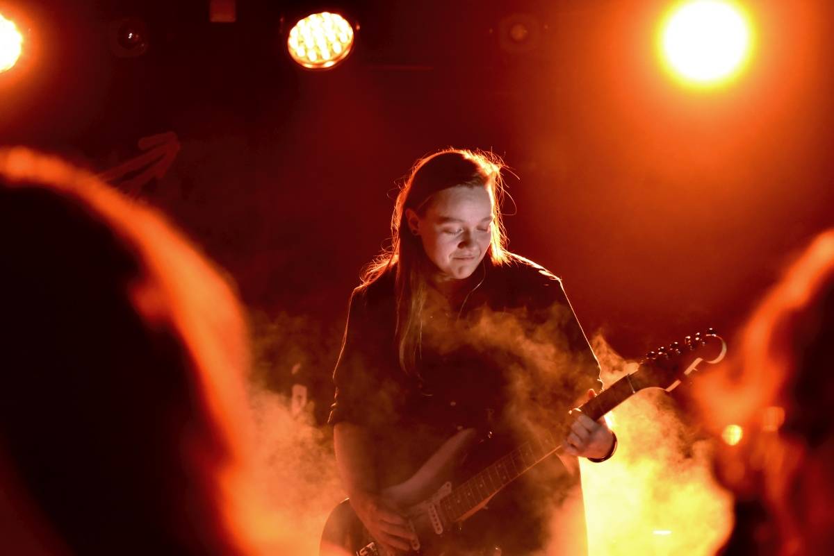 Rock Café hostilo SUPŠ Fest. Akci, na které se učitel promění v normální týpka s kytarou a introvertní student ve řvoucího tygra