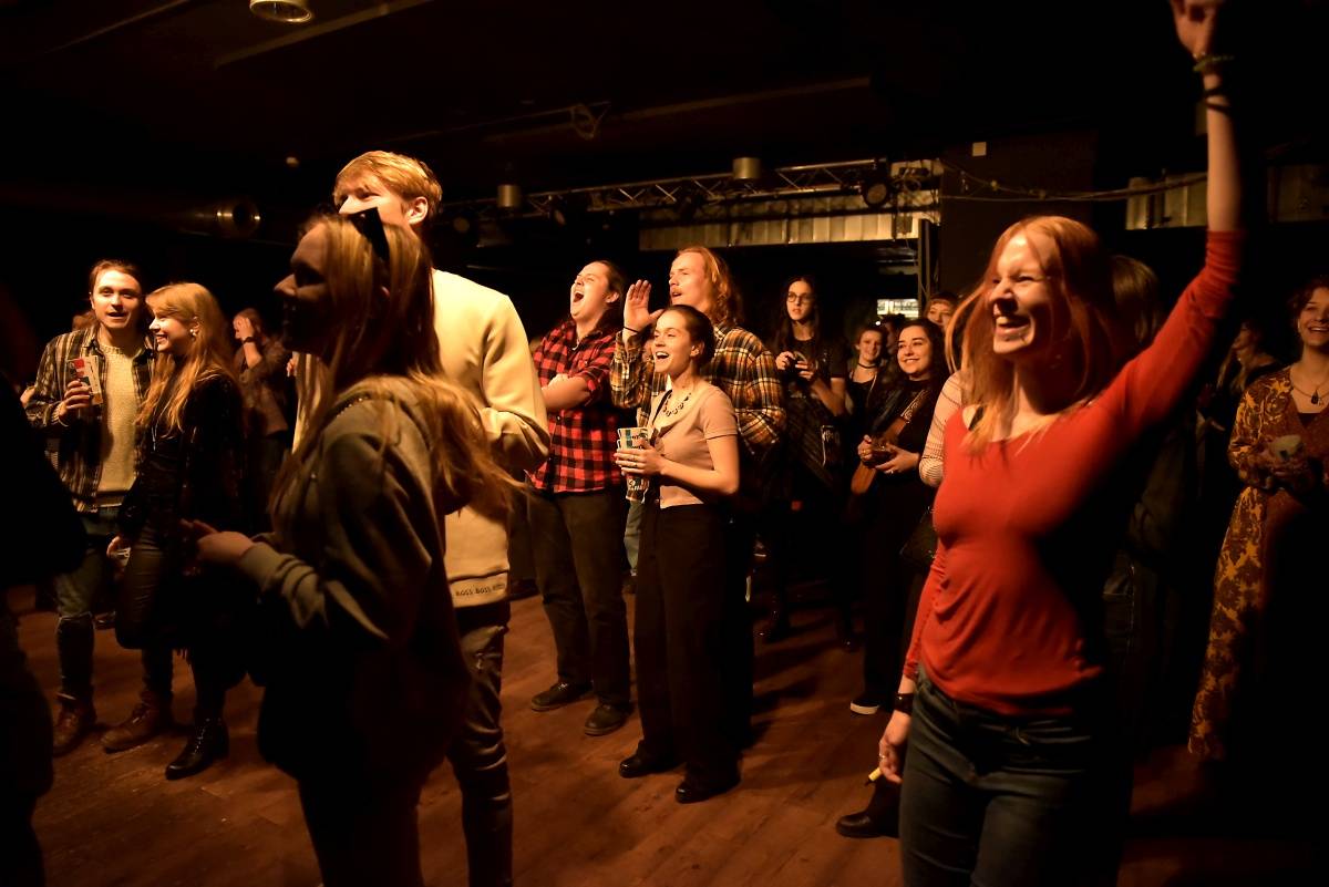 Rock Café hostilo SUPŠ Fest. Akci, na které se učitel promění v normální týpka s kytarou a introvertní student ve řvoucího tygra