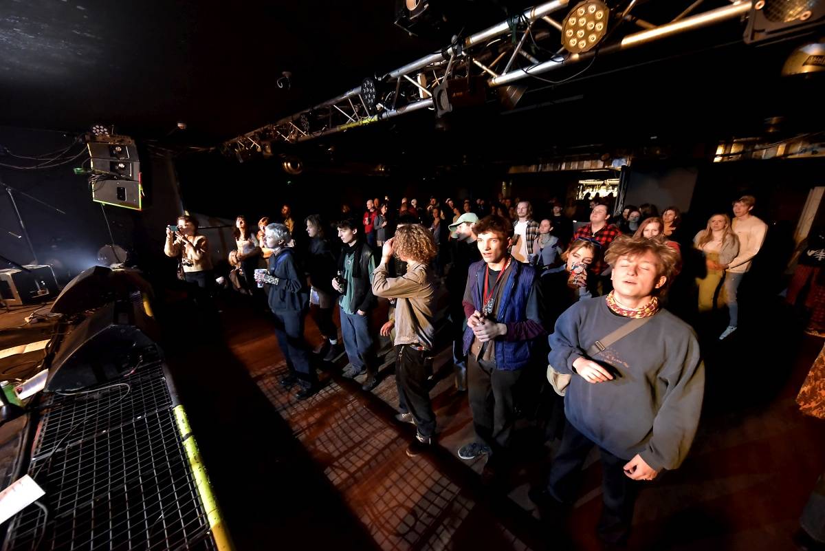 Rock Café hostilo SUPŠ Fest. Akci, na které se učitel promění v normální týpka s kytarou a introvertní student ve řvoucího tygra