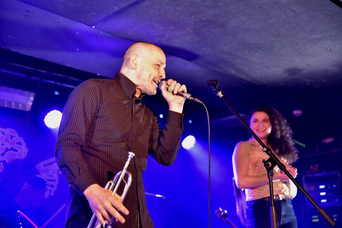 Rock Café hostilo SUPŠ Fest. Akci, na které se učitel promění v normální týpka s kytarou a introvertní student ve řvoucího tygra