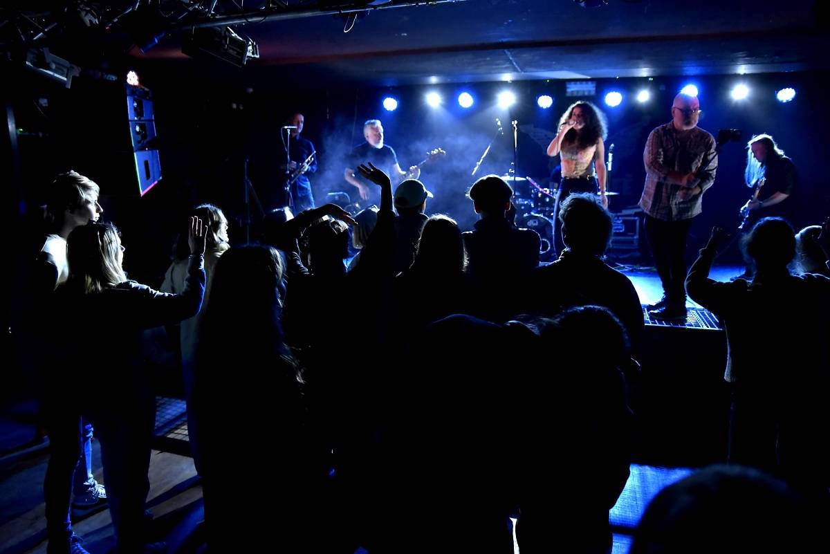 Rock Café hostilo SUPŠ Fest. Akci, na které se učitel promění v normální týpka s kytarou a introvertní student ve řvoucího tygra