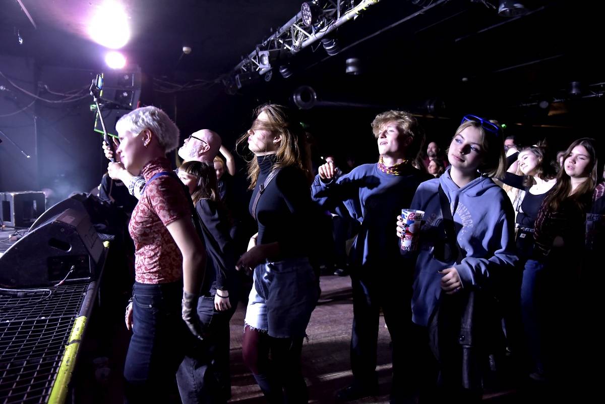 Rock Café hostilo SUPŠ Fest. Akci, na které se učitel promění v normální týpka s kytarou a introvertní student ve řvoucího tygra