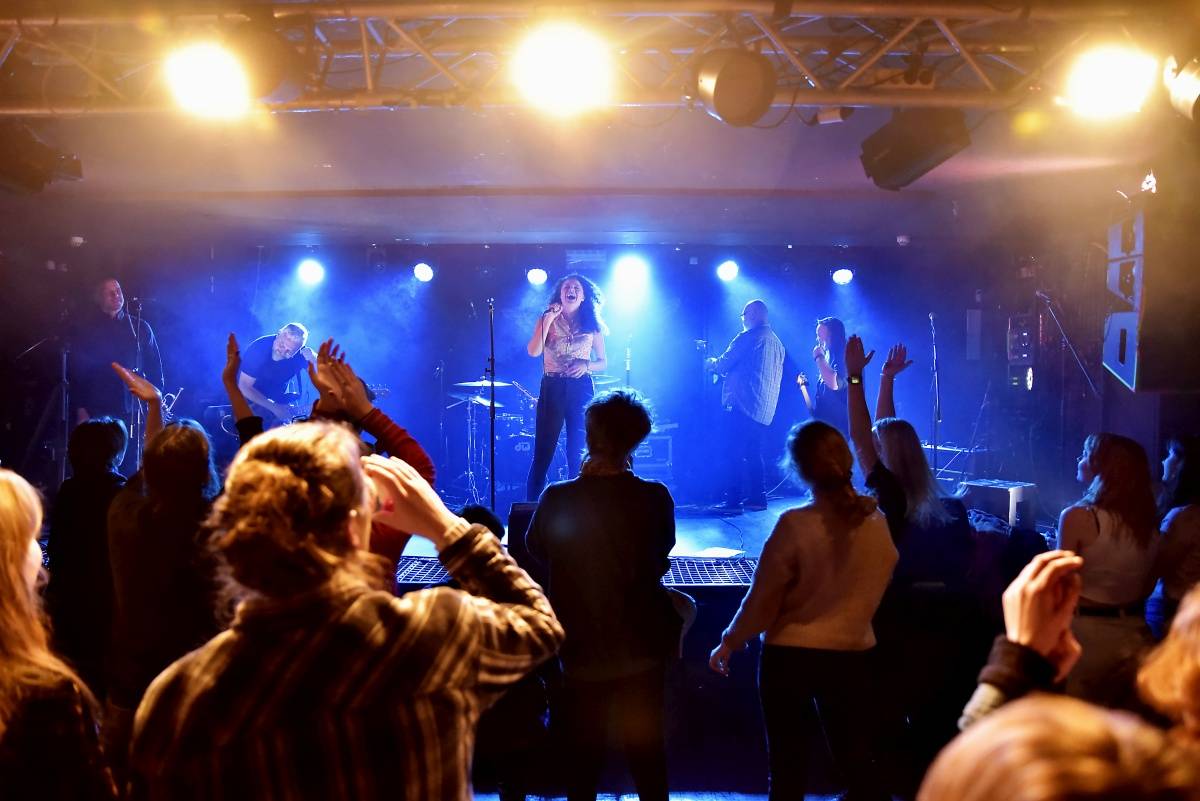 Rock Café hostilo SUPŠ Fest. Akci, na které se učitel promění v normální týpka s kytarou a introvertní student ve řvoucího tygra