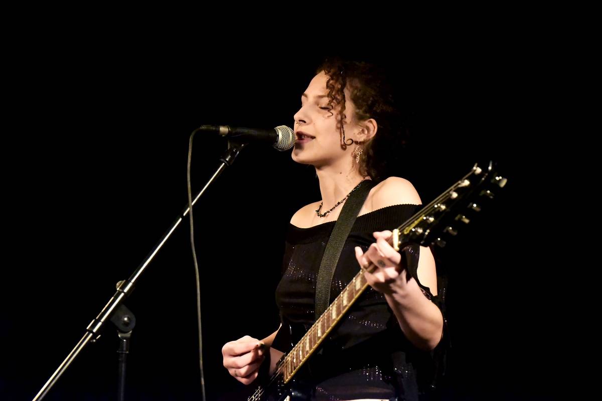 Rock Café hostilo SUPŠ Fest. Akci, na které se učitel promění v normální týpka s kytarou a introvertní student ve řvoucího tygra