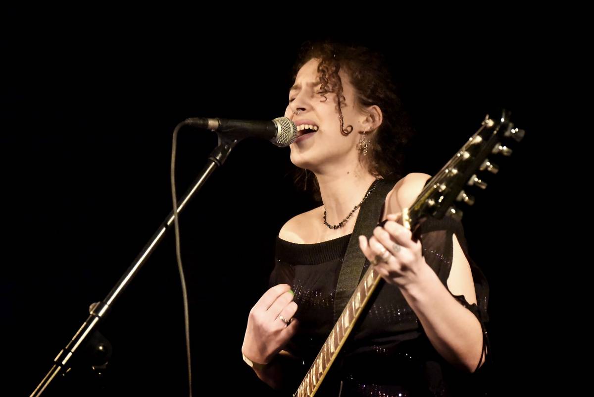 Rock Café hostilo SUPŠ Fest. Akci, na které se učitel promění v normální týpka s kytarou a introvertní student ve řvoucího tygra