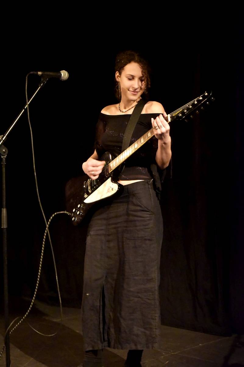 Rock Café hostilo SUPŠ Fest. Akci, na které se učitel promění v normální týpka s kytarou a introvertní student ve řvoucího tygra