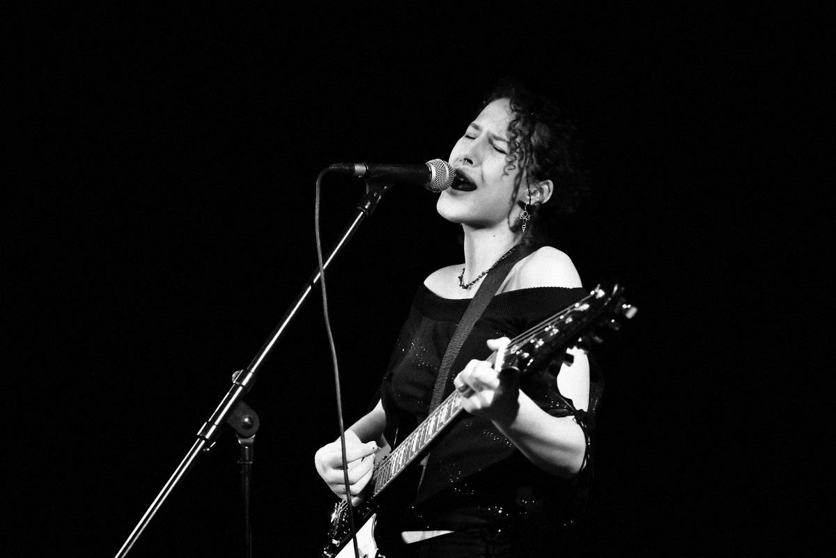 Rock Café hostilo SUPŠ Fest. Akci, na které se učitel promění v normální týpka s kytarou a introvertní student ve řvoucího tygra