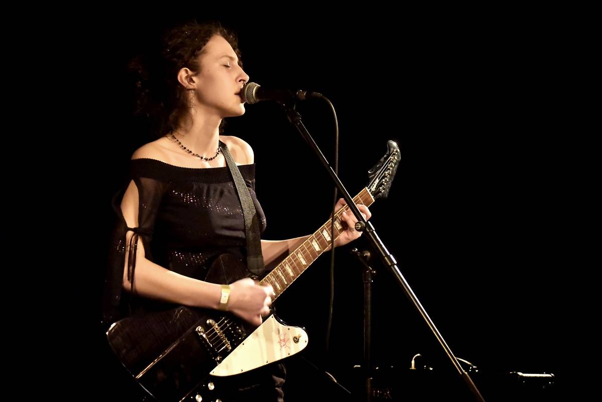 Rock Café hostilo SUPŠ Fest. Akci, na které se učitel promění v normální týpka s kytarou a introvertní student ve řvoucího tygra