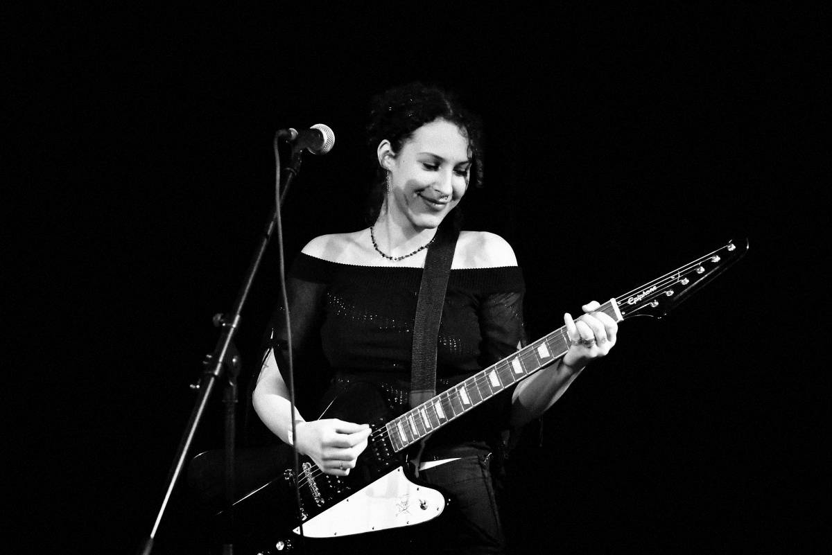 Rock Café hostilo SUPŠ Fest. Akci, na které se učitel promění v normální týpka s kytarou a introvertní student ve řvoucího tygra