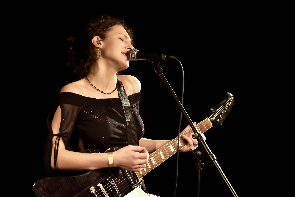 Rock Café hostilo SUPŠ Fest. Akci, na které se učitel promění v normální týpka s kytarou a introvertní student ve řvoucího tygra