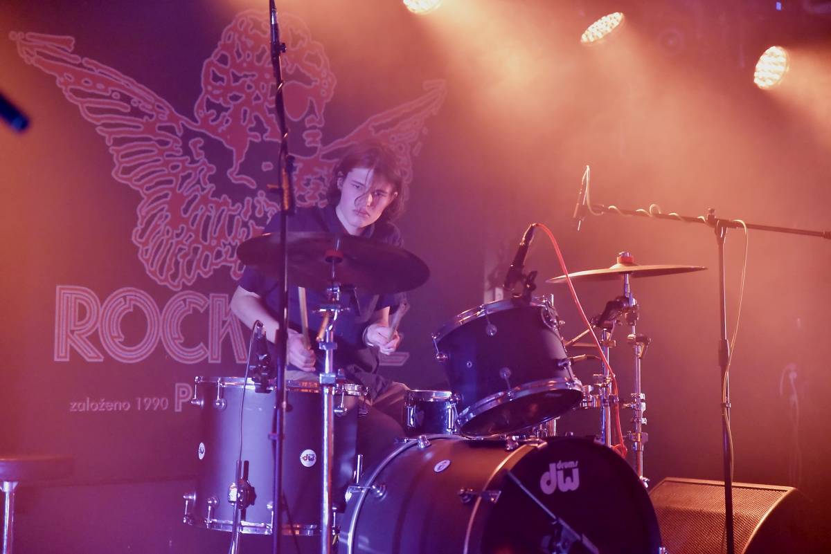 Rock Café hostilo SUPŠ Fest. Akci, na které se učitel promění v normální týpka s kytarou a introvertní student ve řvoucího tygra