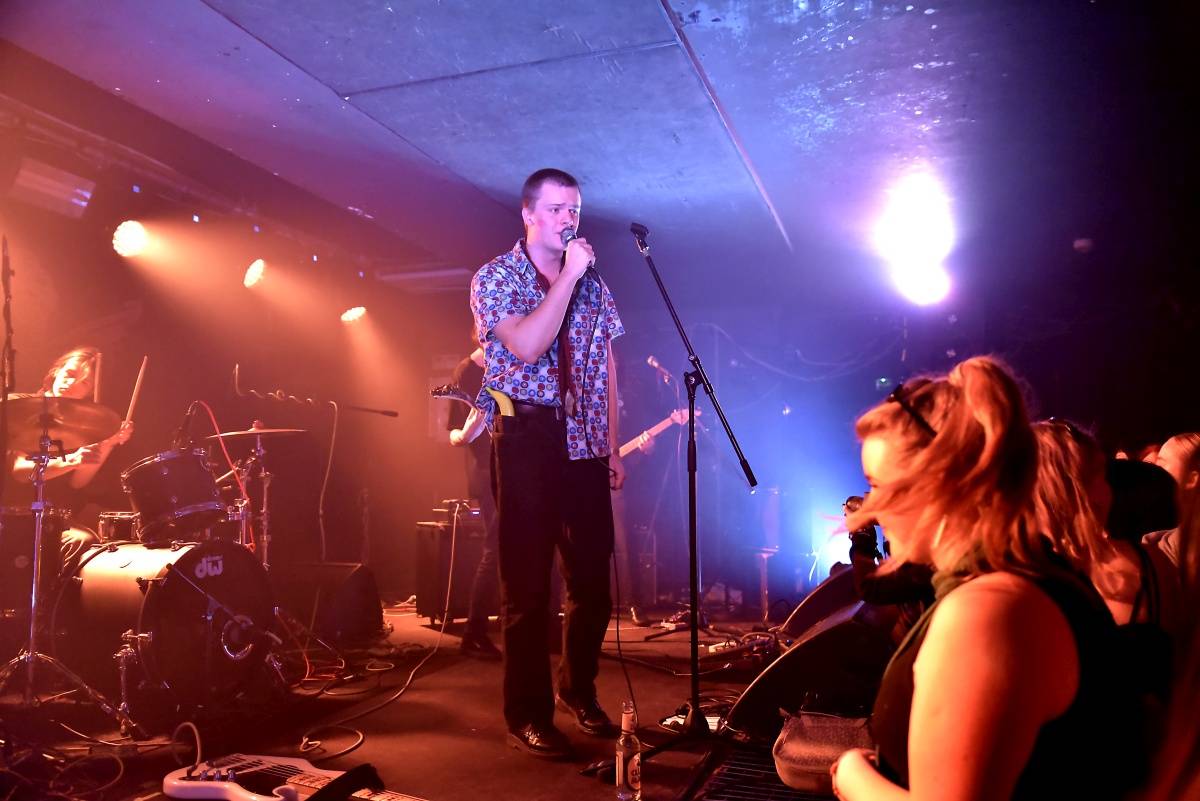 Rock Café hostilo SUPŠ Fest. Akci, na které se učitel promění v normální týpka s kytarou a introvertní student ve řvoucího tygra