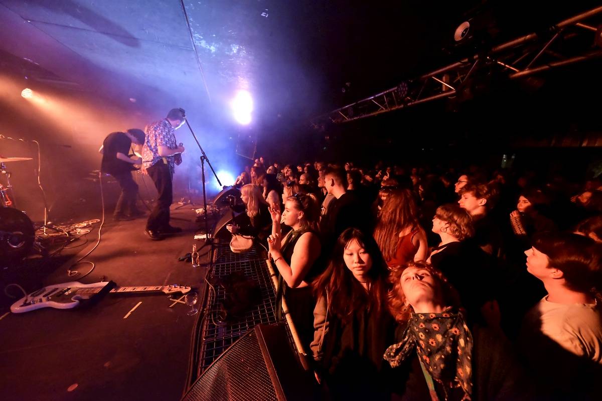 Rock Café hostilo SUPŠ Fest. Akci, na které se učitel promění v normální týpka s kytarou a introvertní student ve řvoucího tygra