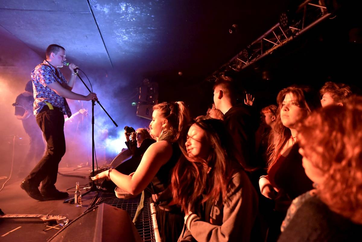 Rock Café hostilo SUPŠ Fest. Akci, na které se učitel promění v normální týpka s kytarou a introvertní student ve řvoucího tygra