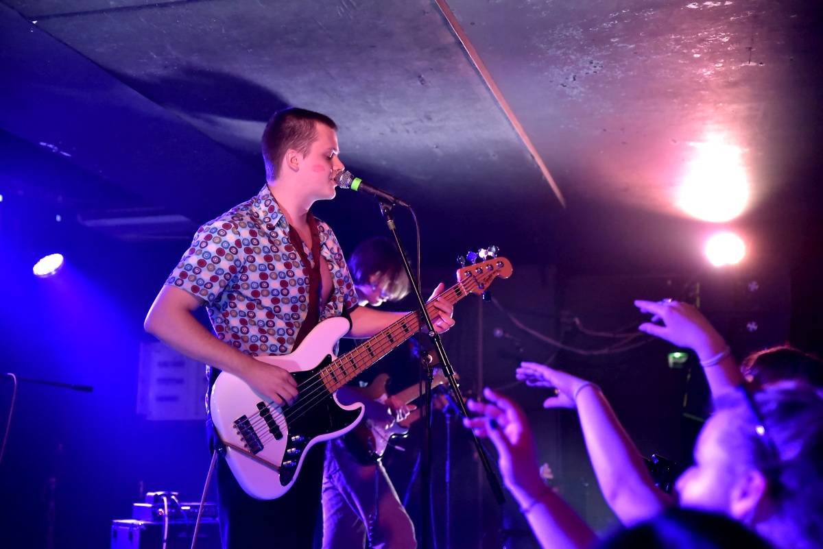 Rock Café hostilo SUPŠ Fest. Akci, na které se učitel promění v normální týpka s kytarou a introvertní student ve řvoucího tygra