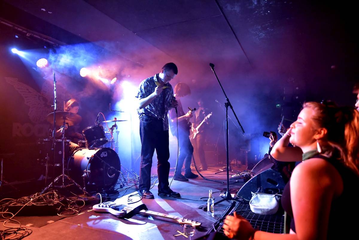 Rock Café hostilo SUPŠ Fest. Akci, na které se učitel promění v normální týpka s kytarou a introvertní student ve řvoucího tygra