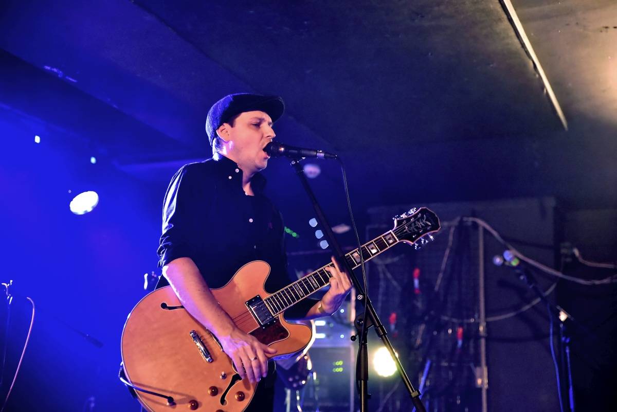 Rock Café hostilo SUPŠ Fest. Akci, na které se učitel promění v normální týpka s kytarou a introvertní student ve řvoucího tygra