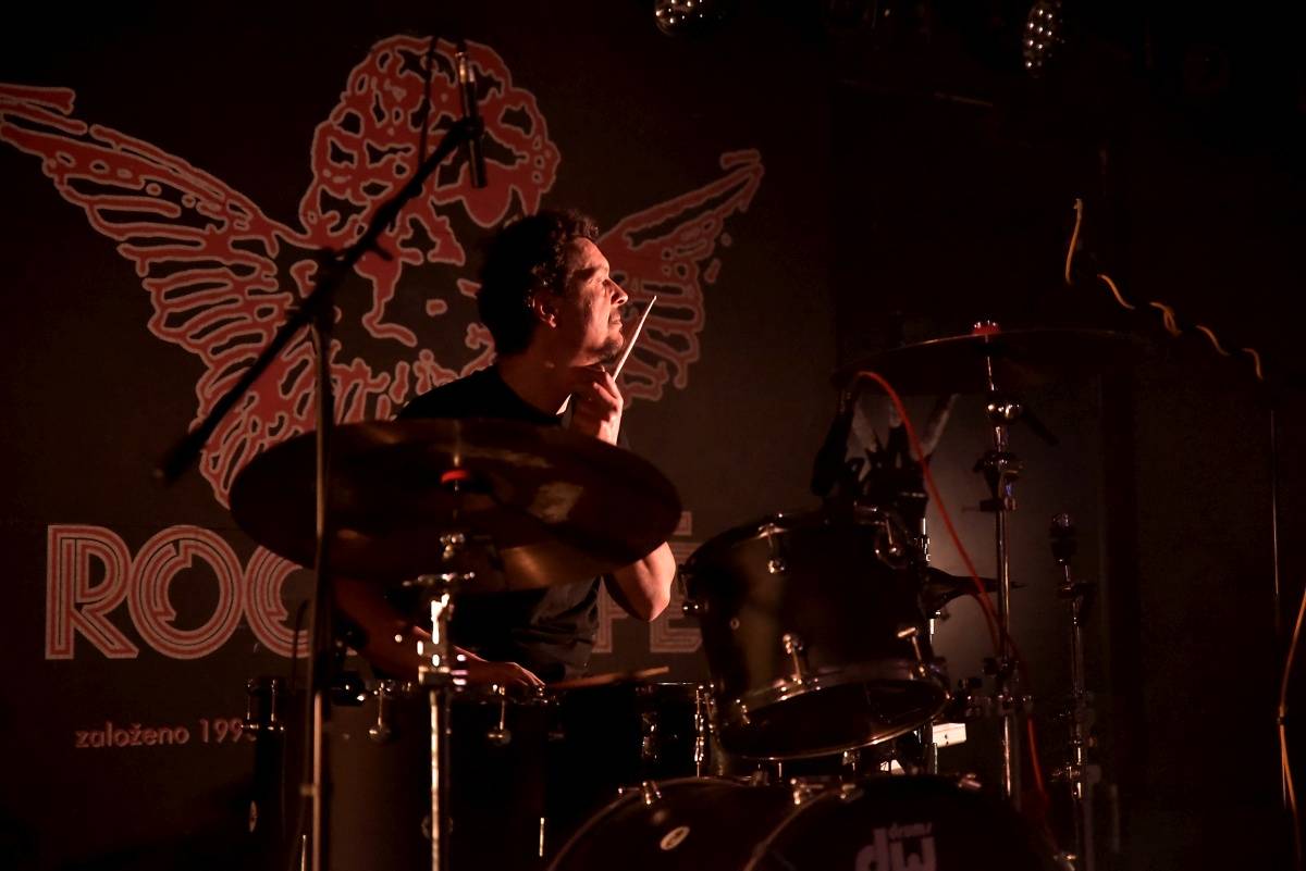 Rock Café hostilo SUPŠ Fest. Akci, na které se učitel promění v normální týpka s kytarou a introvertní student ve řvoucího tygra