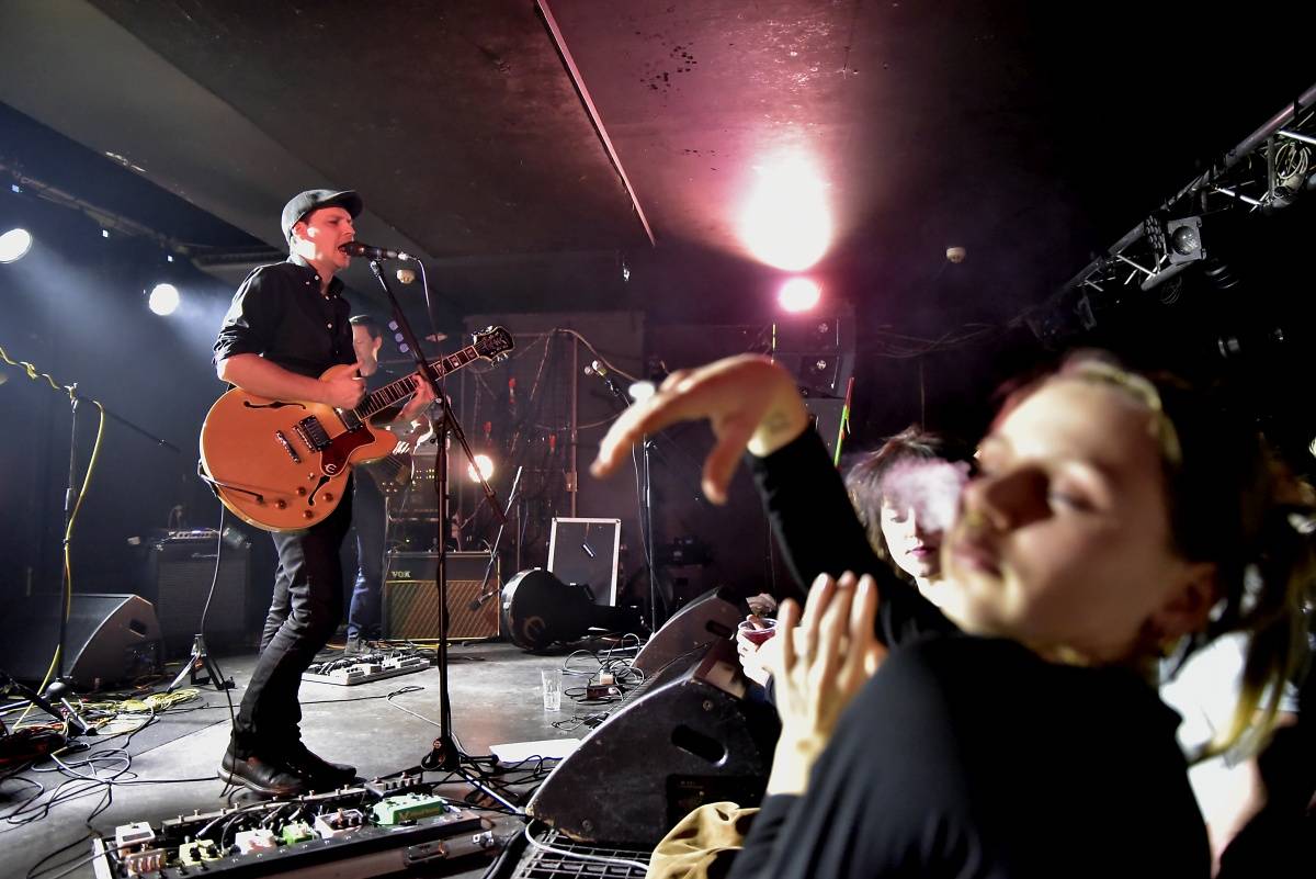 Rock Café hostilo SUPŠ Fest. Akci, na které se učitel promění v normální týpka s kytarou a introvertní student ve řvoucího tygra