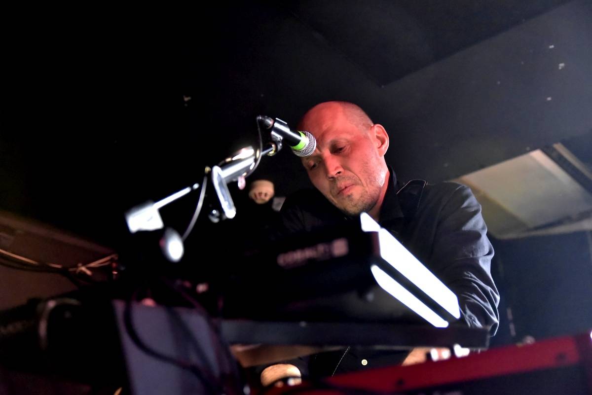 Rock Café hostilo SUPŠ Fest. Akci, na které se učitel promění v normální týpka s kytarou a introvertní student ve řvoucího tygra