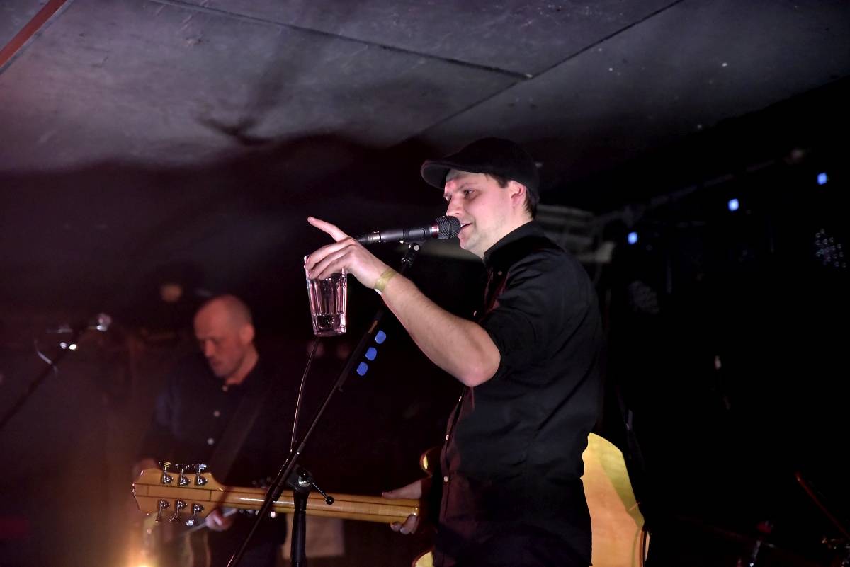 Rock Café hostilo SUPŠ Fest. Akci, na které se učitel promění v normální týpka s kytarou a introvertní student ve řvoucího tygra