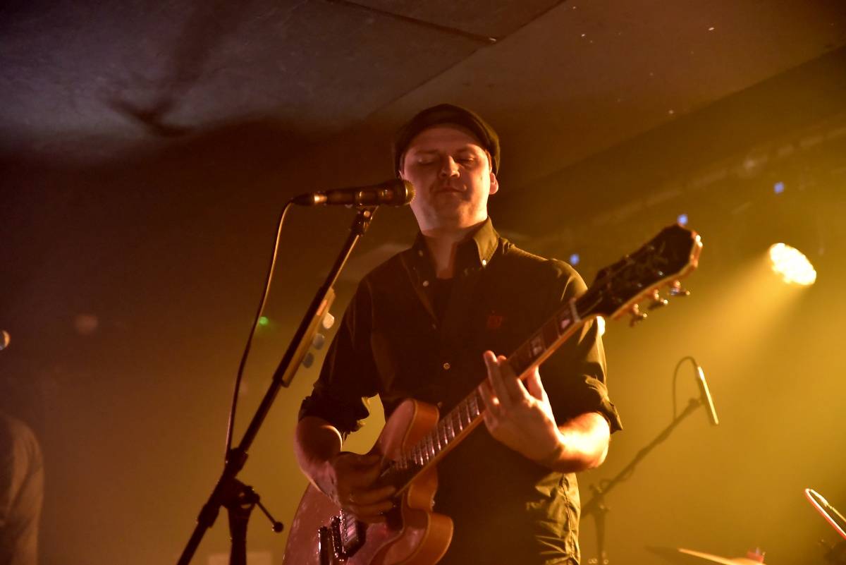 Rock Café hostilo SUPŠ Fest. Akci, na které se učitel promění v normální týpka s kytarou a introvertní student ve řvoucího tygra