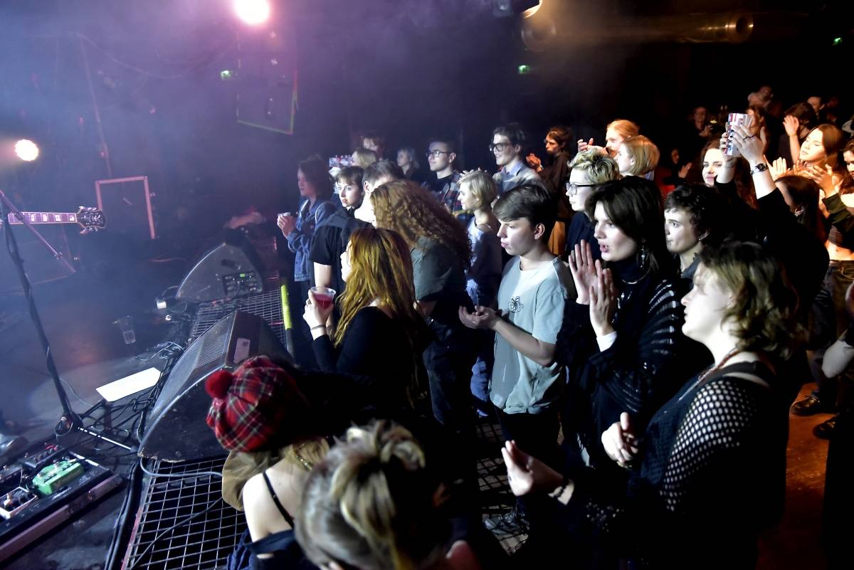 Rock Café hostilo SUPŠ Fest. Akci, na které se učitel promění v normální týpka s kytarou a introvertní student ve řvoucího tygra