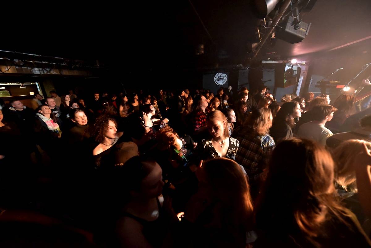 Rock Café hostilo SUPŠ Fest. Akci, na které se učitel promění v normální týpka s kytarou a introvertní student ve řvoucího tygra