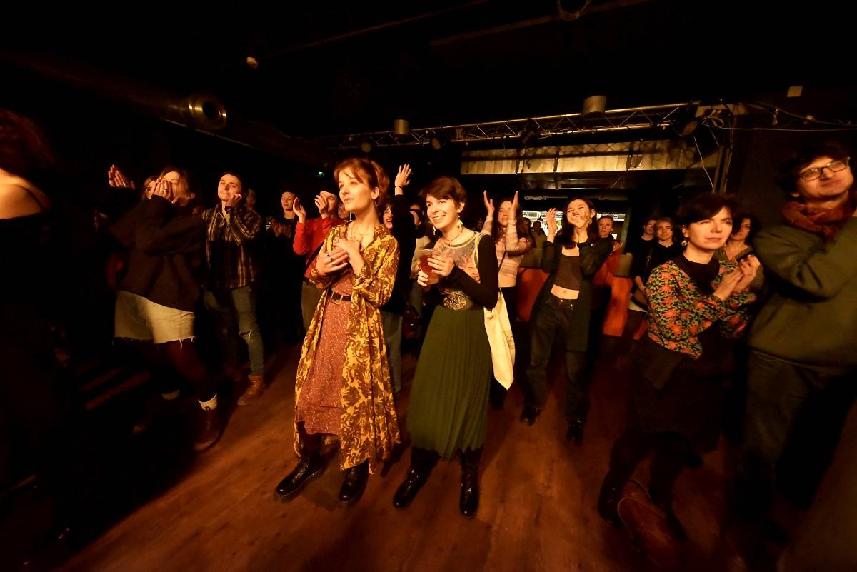 Rock Café hostilo SUPŠ Fest. Akci, na které se učitel promění v normální týpka s kytarou a introvertní student ve řvoucího tygra