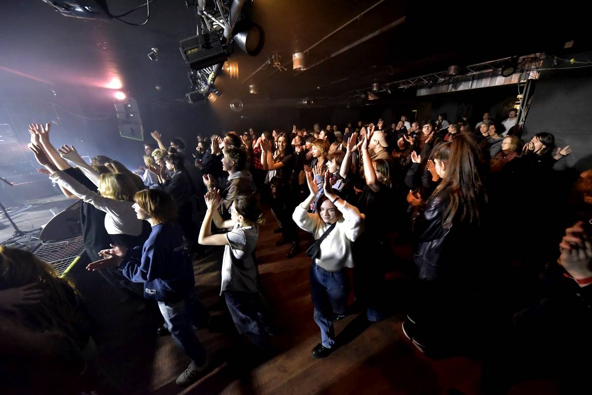 Rock Café hostilo SUPŠ Fest. Akci, na které se učitel promění v normální týpka s kytarou a introvertní student ve řvoucího tygra