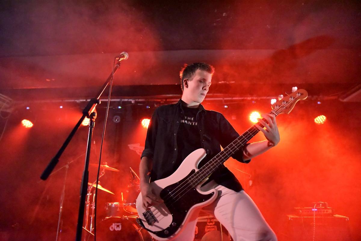 Rock Café hostilo SUPŠ Fest. Akci, na které se učitel promění v normální týpka s kytarou a introvertní student ve řvoucího tygra