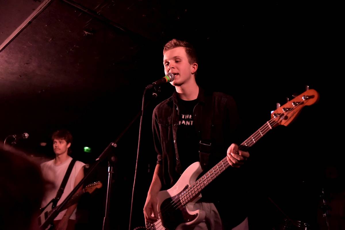 Rock Café hostilo SUPŠ Fest. Akci, na které se učitel promění v normální týpka s kytarou a introvertní student ve řvoucího tygra