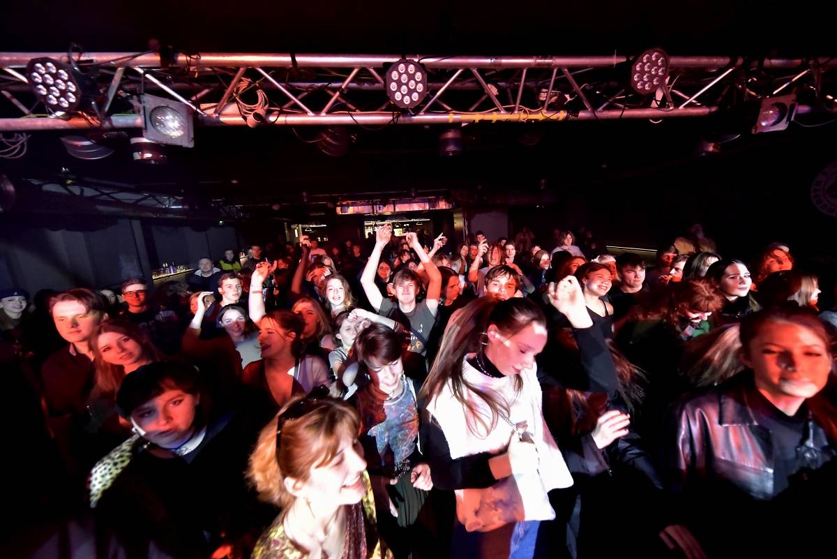 Rock Café hostilo SUPŠ Fest. Akci, na které se učitel promění v normální týpka s kytarou a introvertní student ve řvoucího tygra