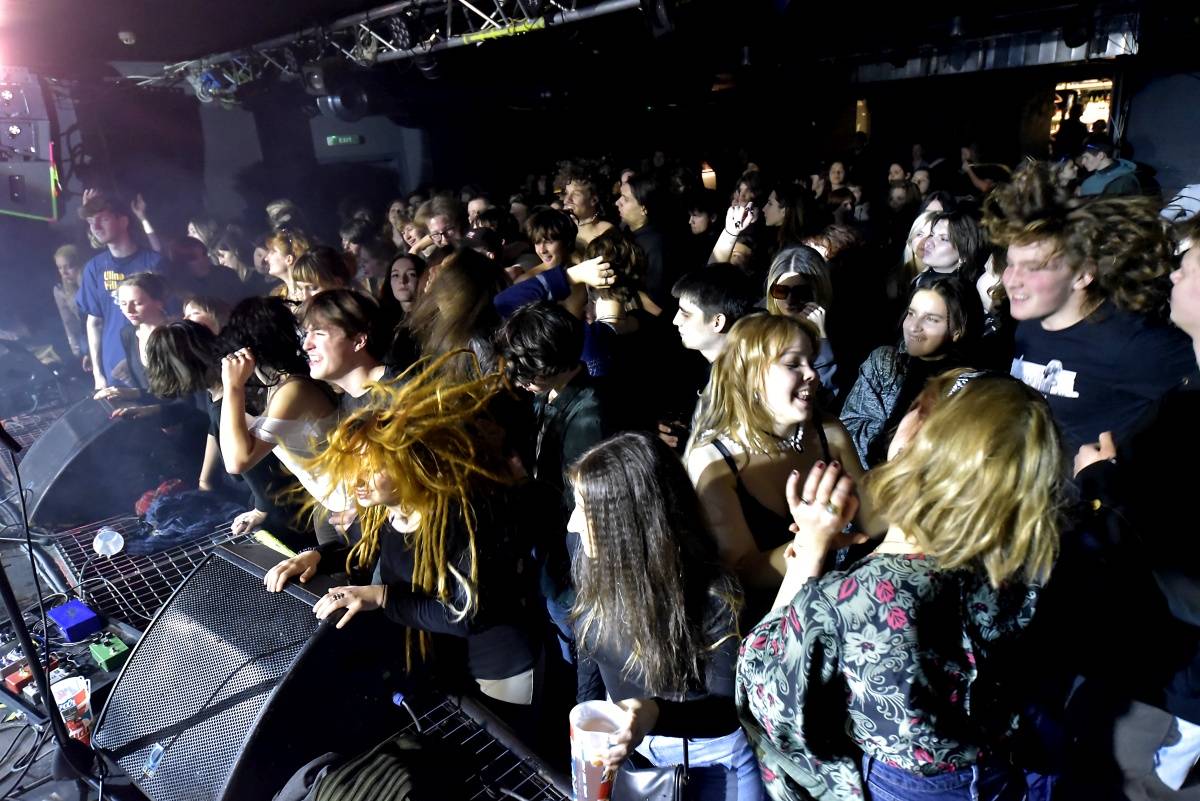 Rock Café hostilo SUPŠ Fest. Akci, na které se učitel promění v normální týpka s kytarou a introvertní student ve řvoucího tygra