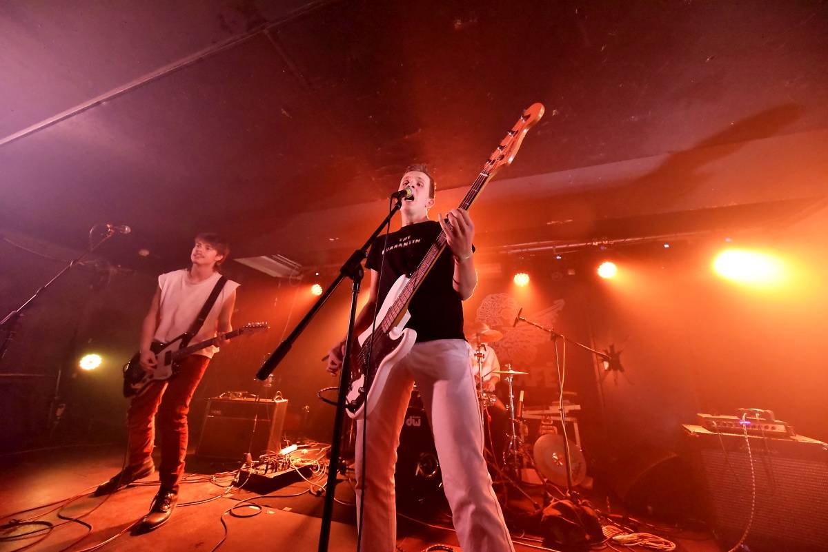 Rock Café hostilo SUPŠ Fest. Akci, na které se učitel promění v normální týpka s kytarou a introvertní student ve řvoucího tygra