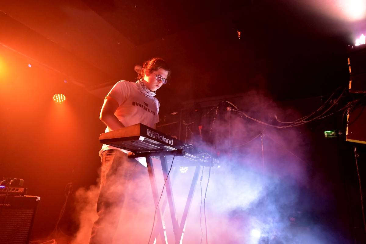 Rock Café hostilo SUPŠ Fest. Akci, na které se učitel promění v normální týpka s kytarou a introvertní student ve řvoucího tygra