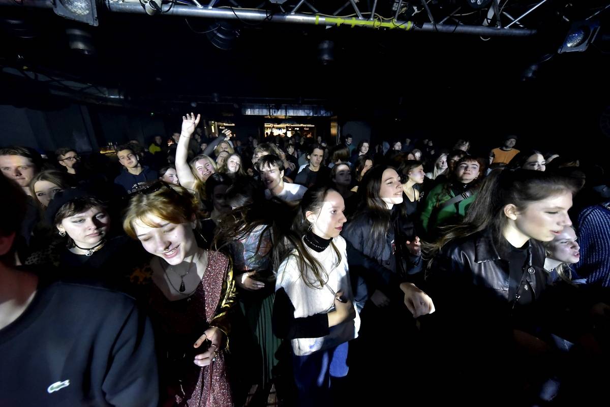 Rock Café hostilo SUPŠ Fest. Akci, na které se učitel promění v normální týpka s kytarou a introvertní student ve řvoucího tygra