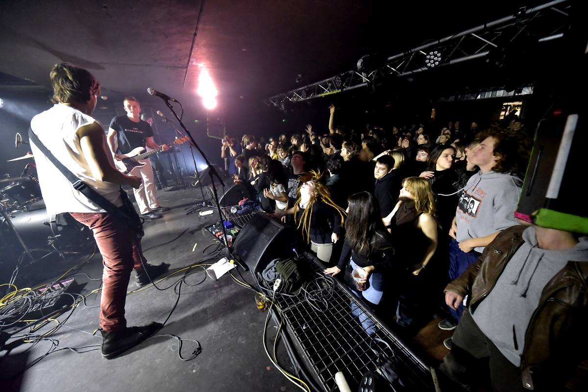 Rock Café hostilo SUPŠ Fest. Akci, na které se učitel promění v normální týpka s kytarou a introvertní student ve řvoucího tygra