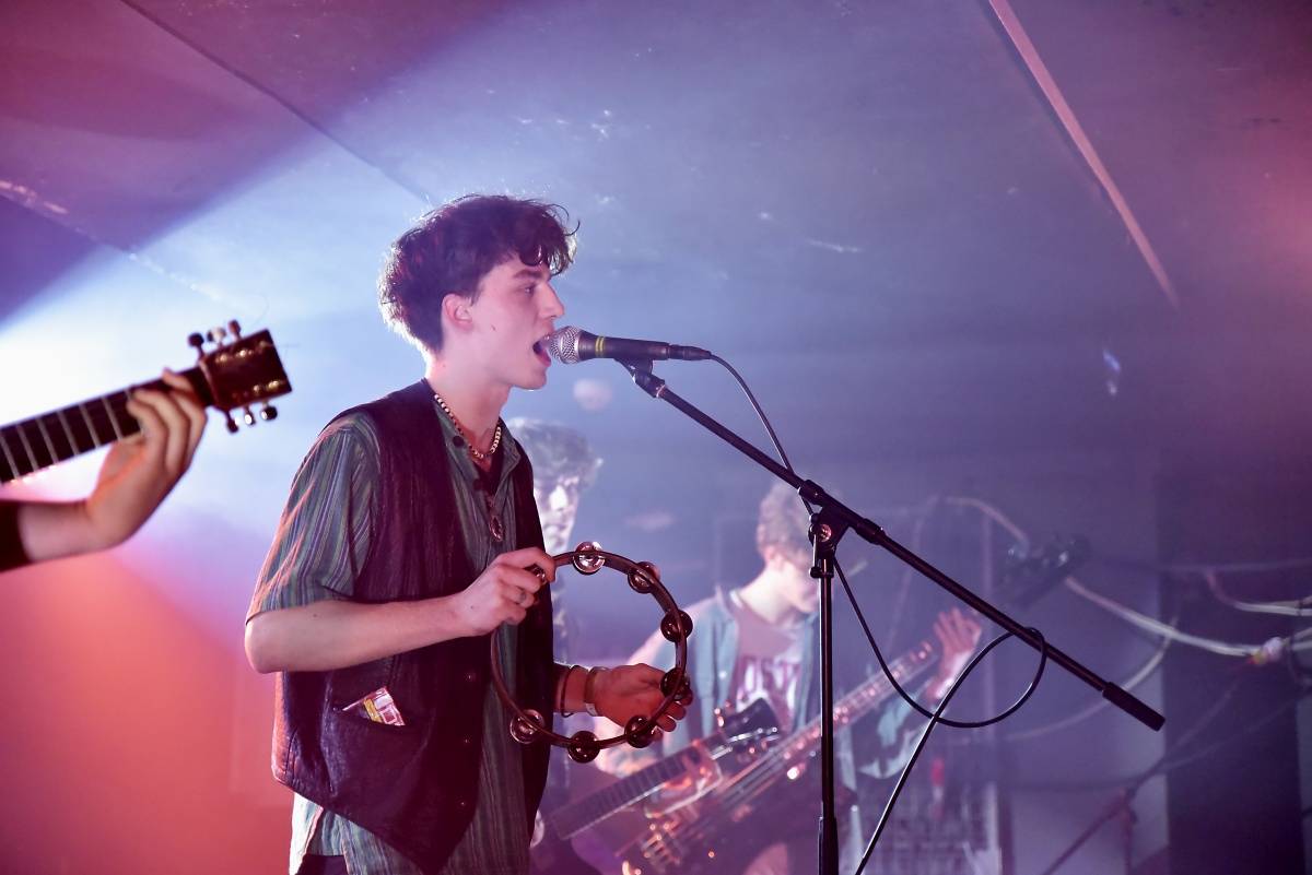 Rock Café hostilo SUPŠ Fest. Akci, na které se učitel promění v normální týpka s kytarou a introvertní student ve řvoucího tygra