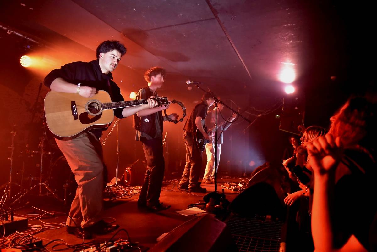 Rock Café hostilo SUPŠ Fest. Akci, na které se učitel promění v normální týpka s kytarou a introvertní student ve řvoucího tygra