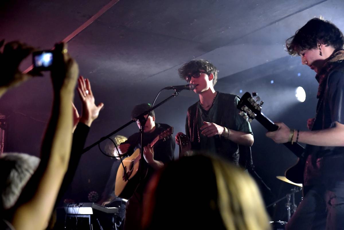 Rock Café hostilo SUPŠ Fest. Akci, na které se učitel promění v normální týpka s kytarou a introvertní student ve řvoucího tygra