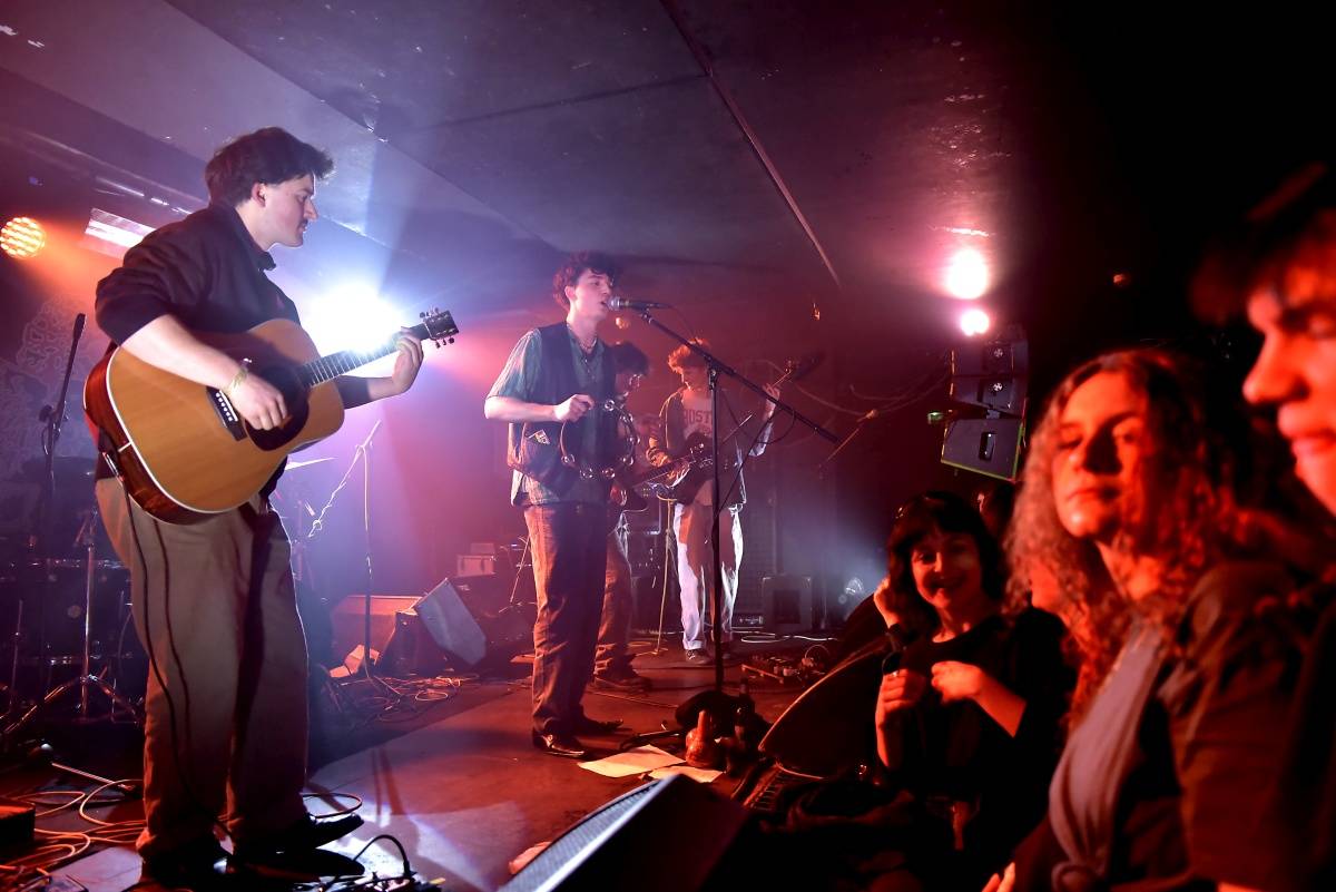 Rock Café hostilo SUPŠ Fest. Akci, na které se učitel promění v normální týpka s kytarou a introvertní student ve řvoucího tygra