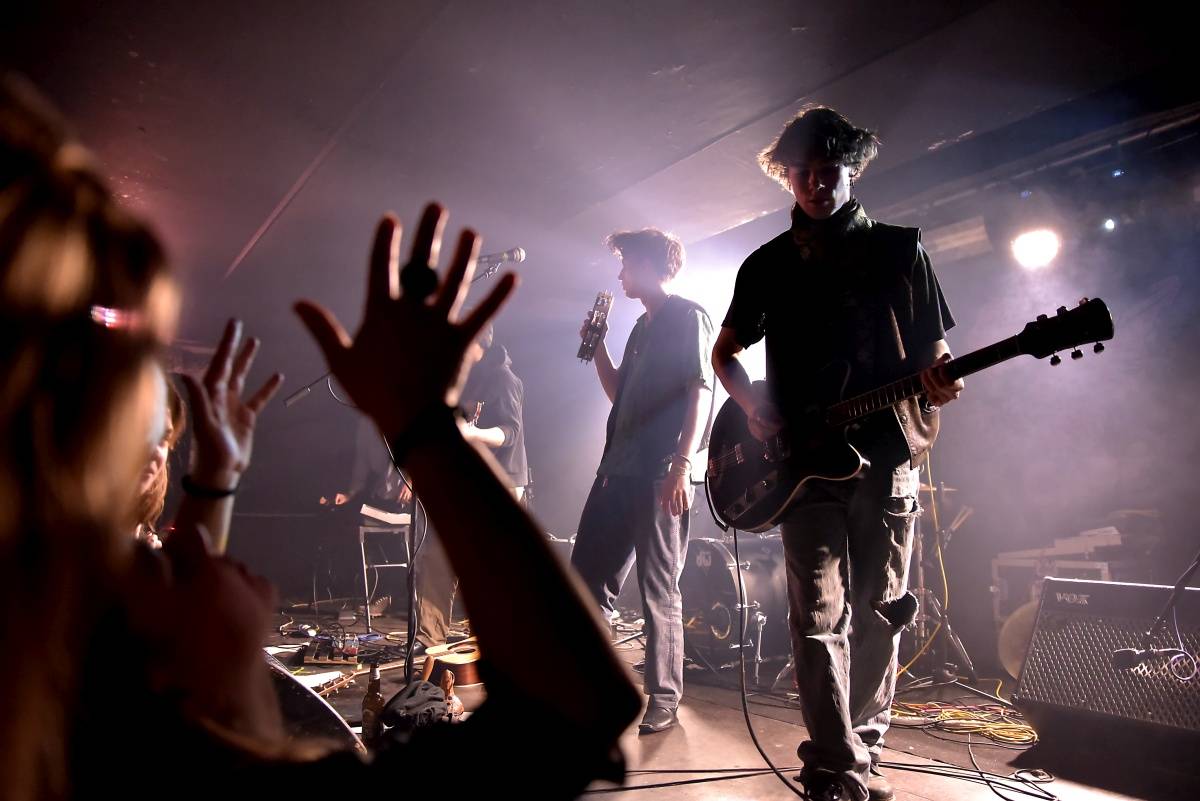 Rock Café hostilo SUPŠ Fest. Akci, na které se učitel promění v normální týpka s kytarou a introvertní student ve řvoucího tygra