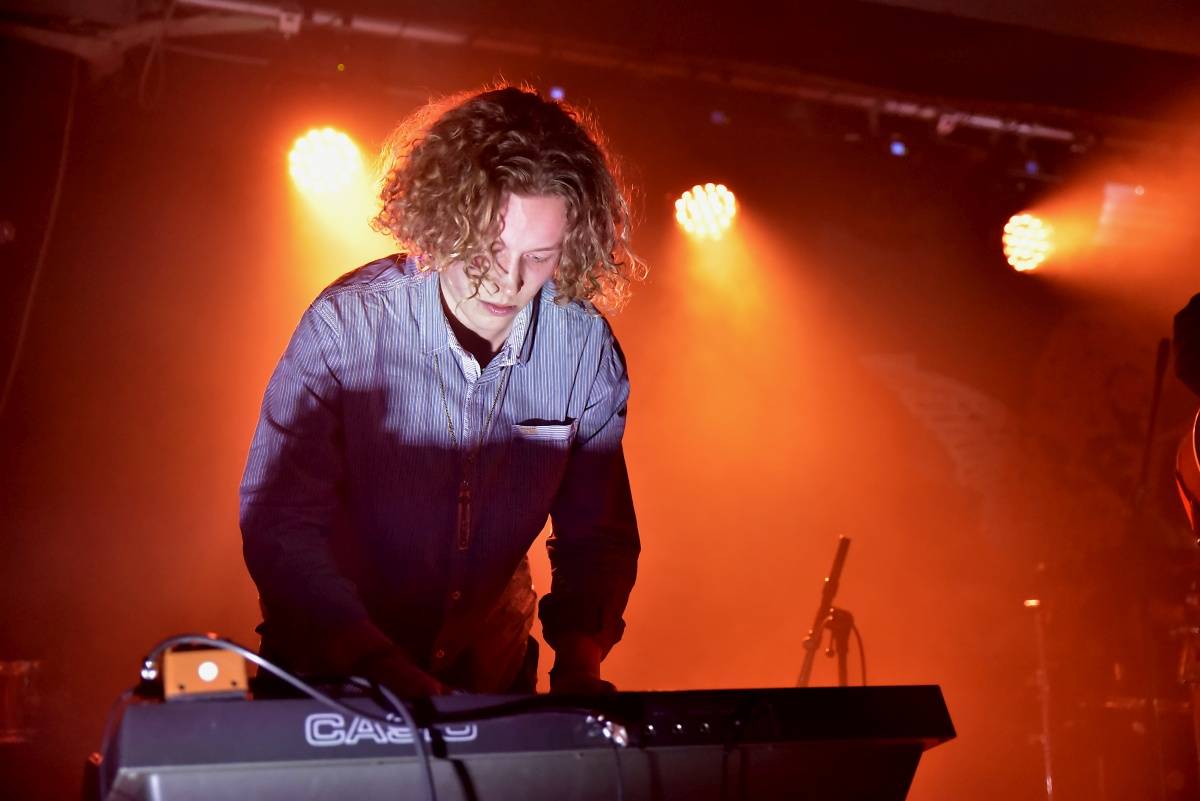 Rock Café hostilo SUPŠ Fest. Akci, na které se učitel promění v normální týpka s kytarou a introvertní student ve řvoucího tygra