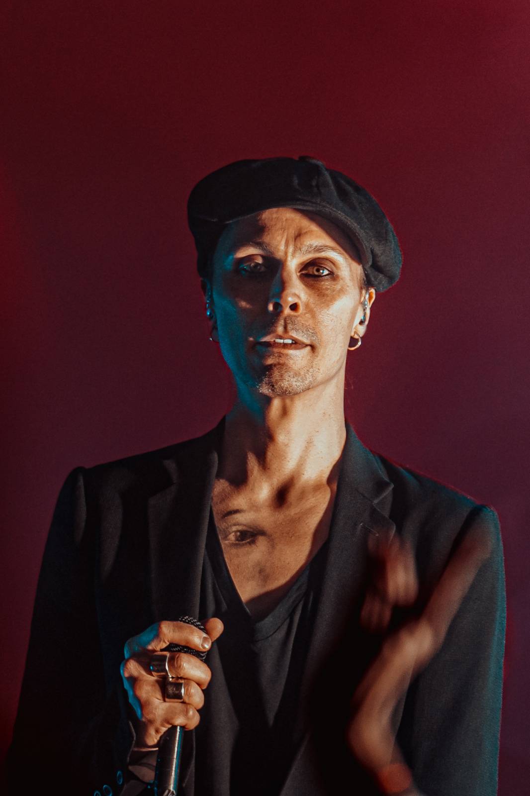 Ville Valo v Praze nešetřil úsměvy, fanouškům představil sólovku Neon Noir